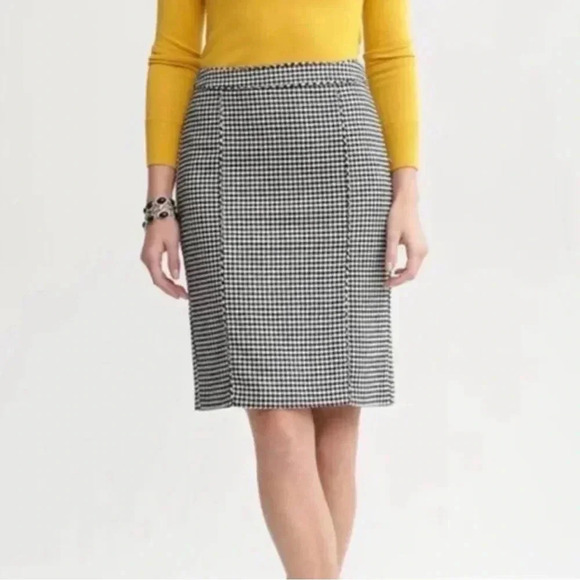 Banana Republic Wool Houndstooth Skirt, size 12P - Picture 1 of 10